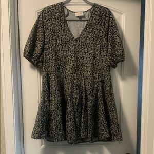 Floral Black and White Women‘s tunic dress